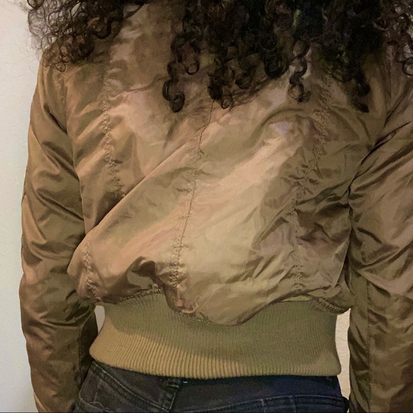 Very warm and Comfy Bomber Jacket!🌨 - Picture 4 of 5